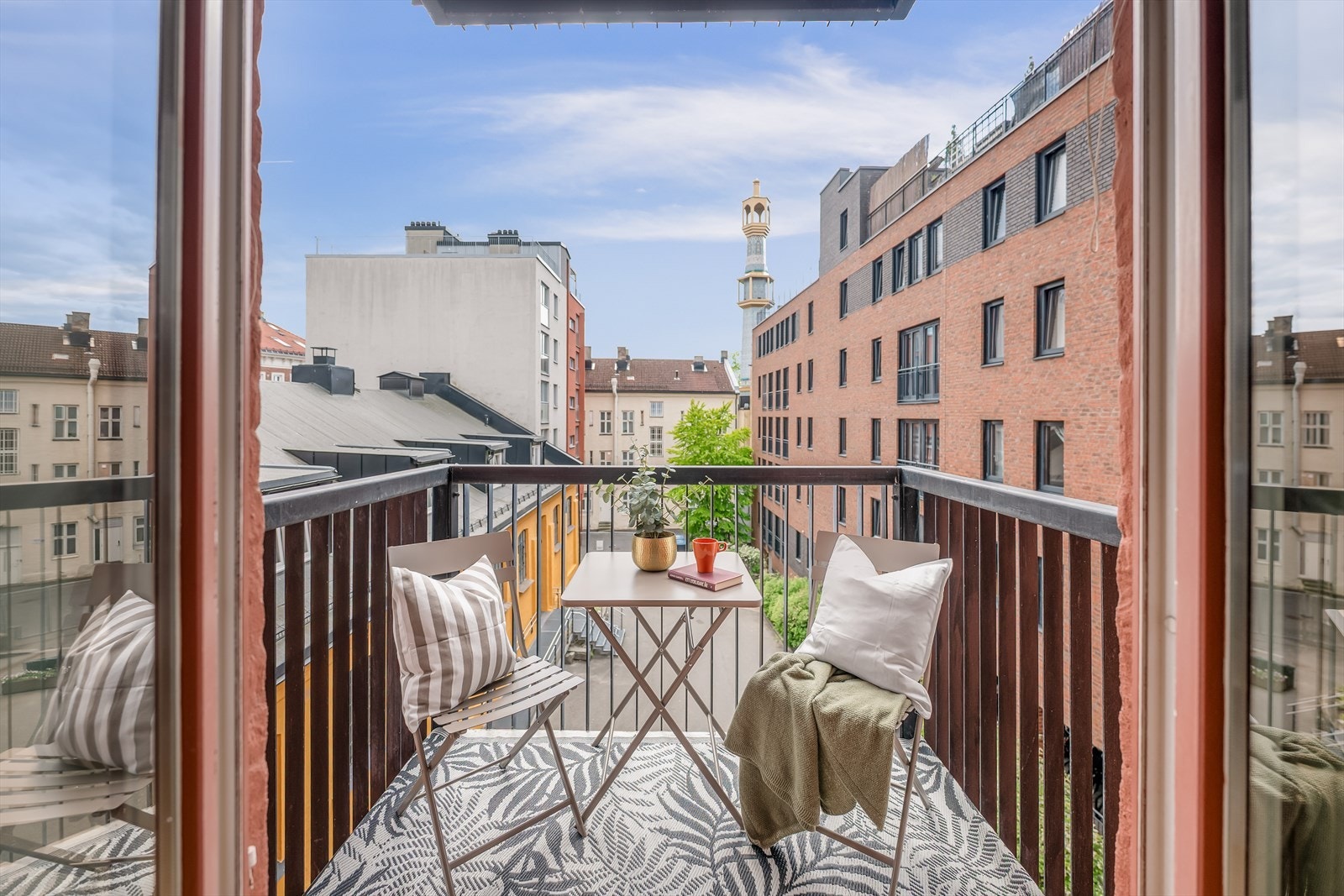 Fra stuen er det direkte adkomst til en solrik balkong på ca. 2,33 m², som blir en forlengelse av leiligheten i sommerhalvåret. Galleribilde
