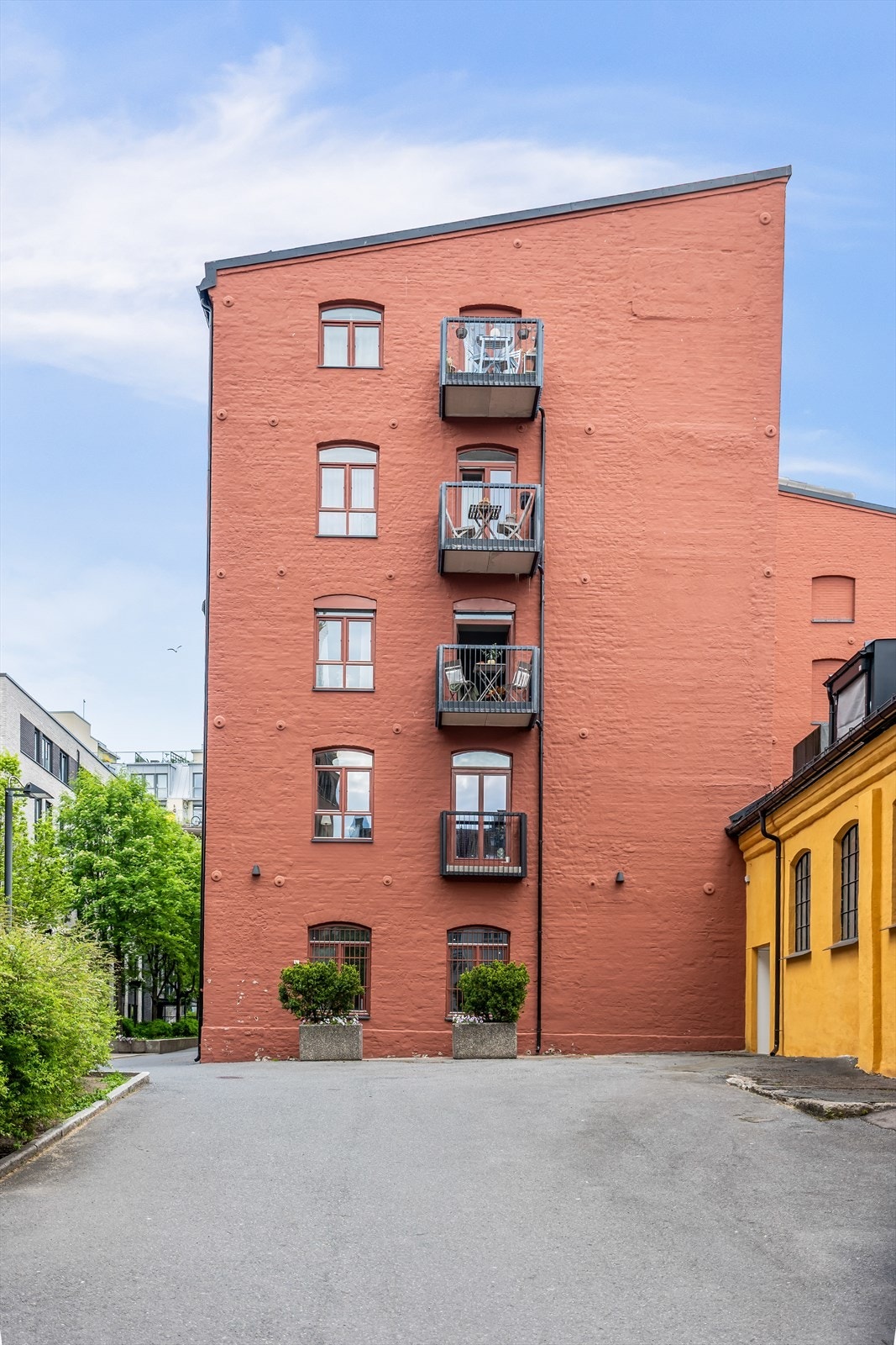 I dag er deler av historiske Christiania Hesteskofabrikk bevart og transformert til attraktive boliger, hvor den industrielle arven fortsatt setter sitt preg på arkitekturen. Galleribilde