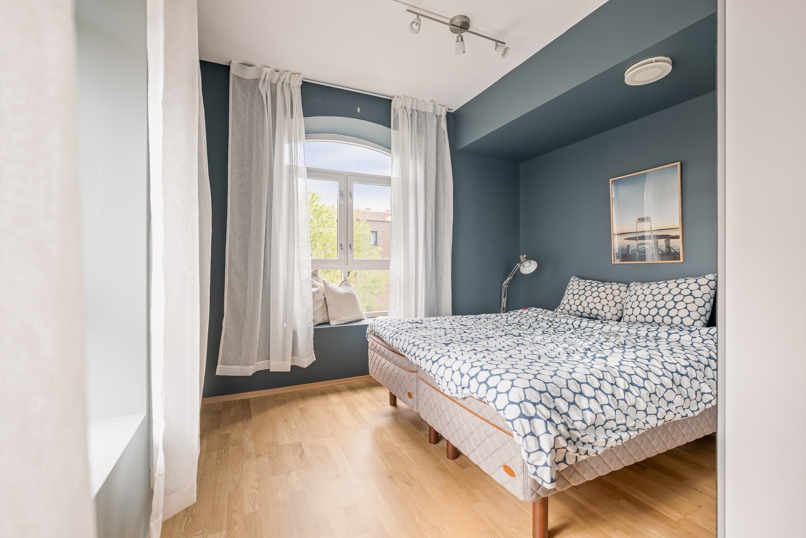 Soverommet har vindu med den samme klassiske bueformen i overkant som i resten av oppholdsrommet, samt en hyggelig sitteplass. Galleribilde
