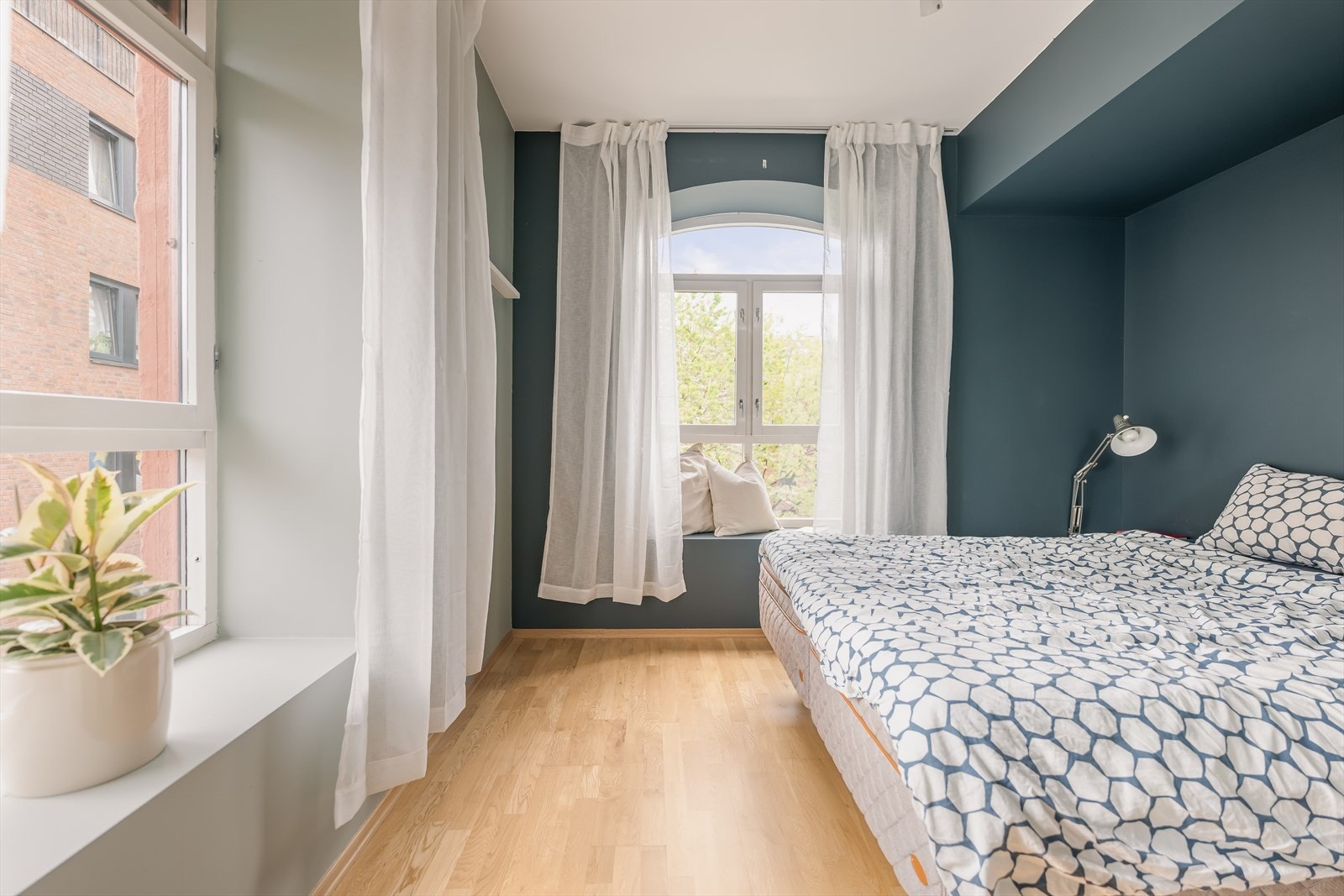 Romslig soverom med store vindusflater og god plass til både dobbeltseng og garderobe. Galleribilde