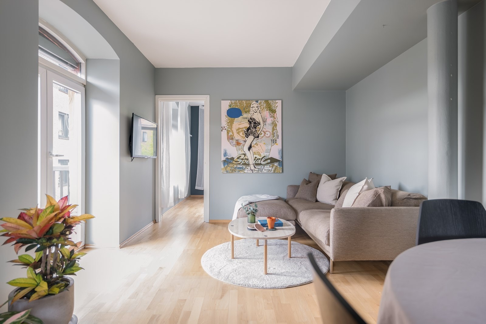 Stuen er smart utformet med en lettvegg som skiller av soverommet. Her er det god plass til både sofa- og spisegruppe. Galleribilde
