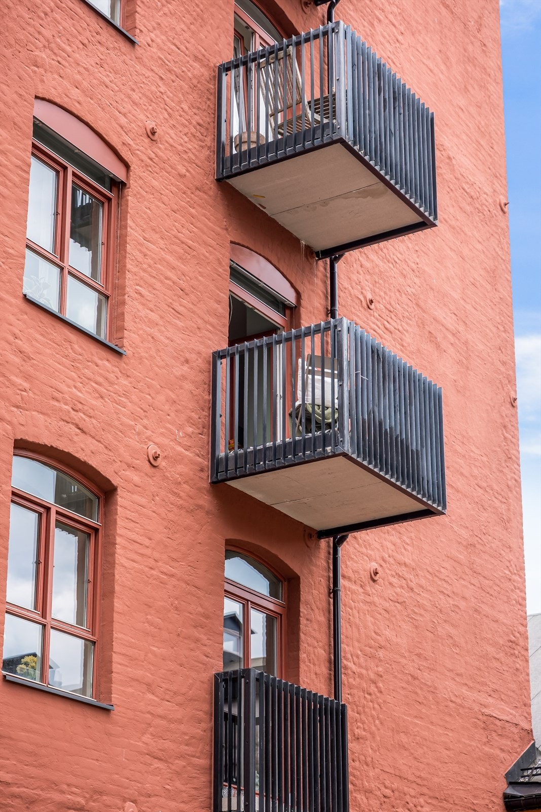 Bygården er oppført i 1915, og fasaden ble oppgradert i 2020. Galleribilde