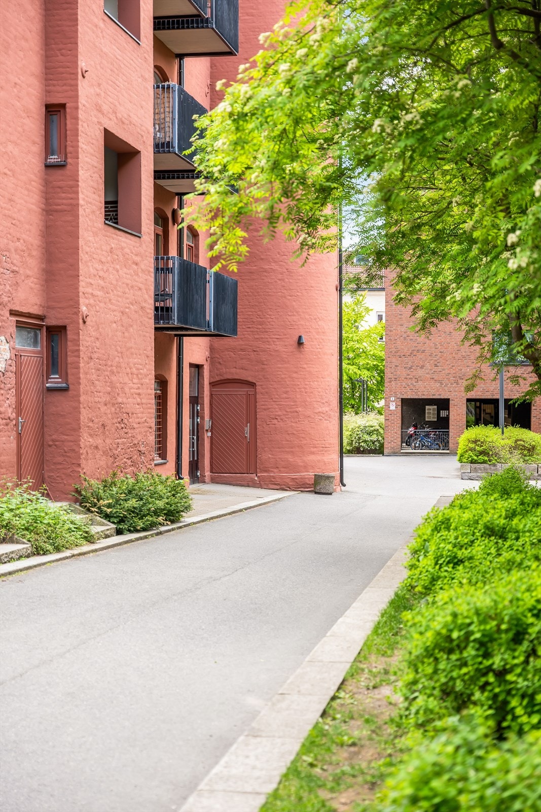 Sameiets inngangsparti og fellesarealer er innbydende med asfalterte gangveier og pen beplantning. Leiligheten disponerer en kjellerbod på ca. 4,8 m². Galleribilde