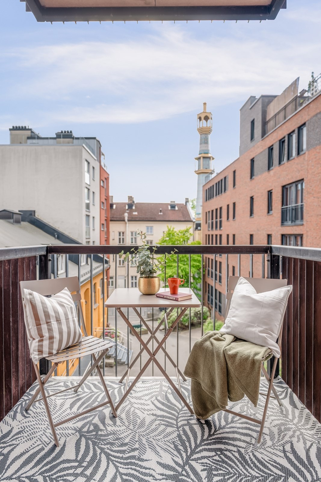 Balkongen har plass til en hyggelig sittegruppe. Galleribilde