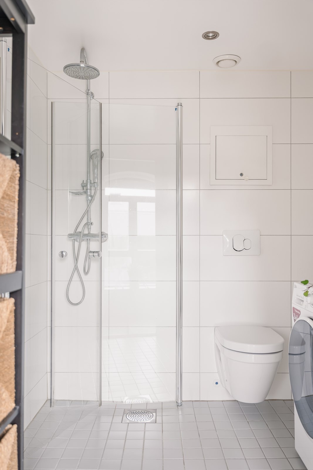 Badet har downlights i himlingen og varme i gulvet. Det er i tillegg montert opplegg for vaskemaskin (medfølger). Galleribilde