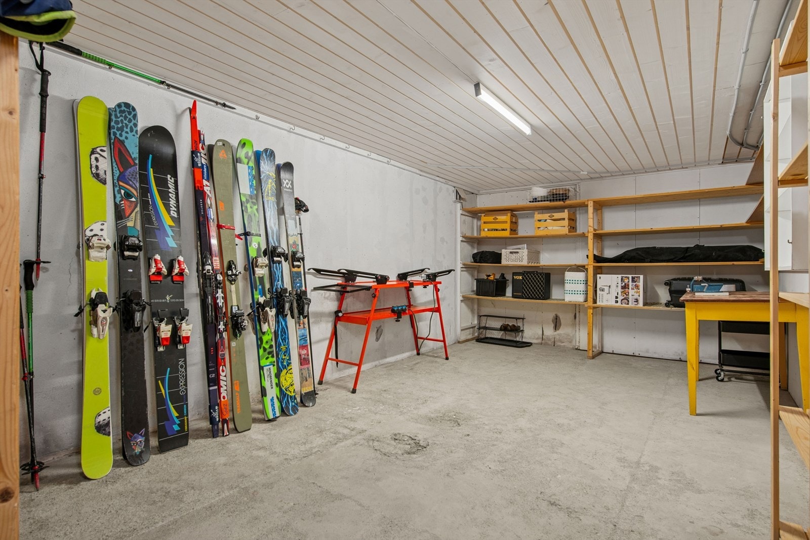 Ytterligere bodplass gir rom for ski, dekk og annet utstyr. Sikringsskapet med automatsikringer er også her. Galleribilde