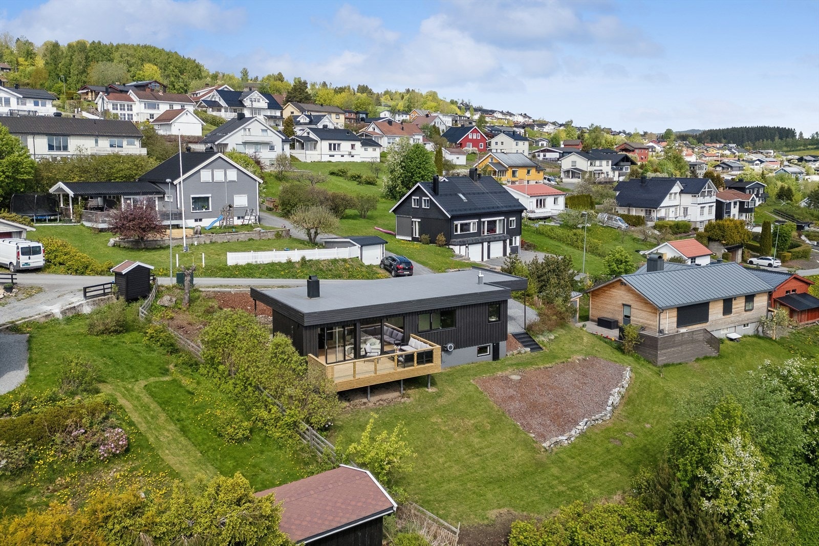 Utsikten 11 er en betydelig modernisert og oppgradert enebolig beliggende i Nordbyen, med flott utsikt over Mjøsa. Galleribilde