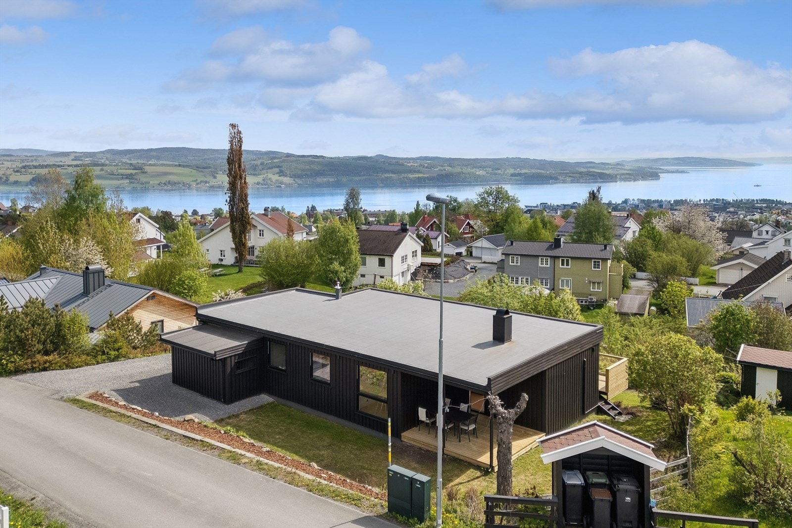 Fra eiendommen er det flott utsikt over nærområdet og Mjøsa. Galleribilde