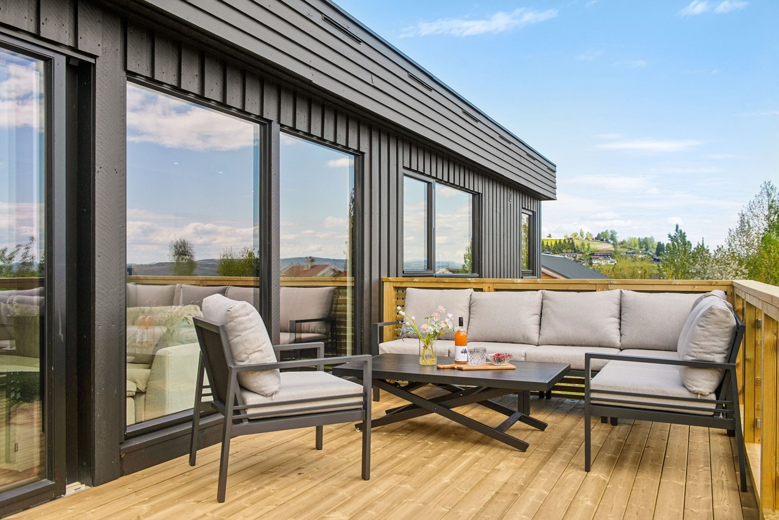 Den store terrassen har god plass til en romslig sittegruppe. Galleribilde