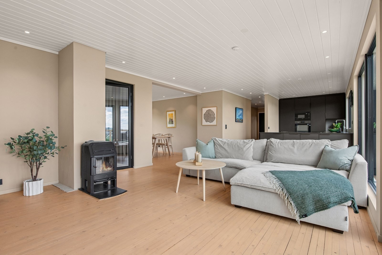 Stuen er romslig med plass til flere sosiale soner. Galleribilde