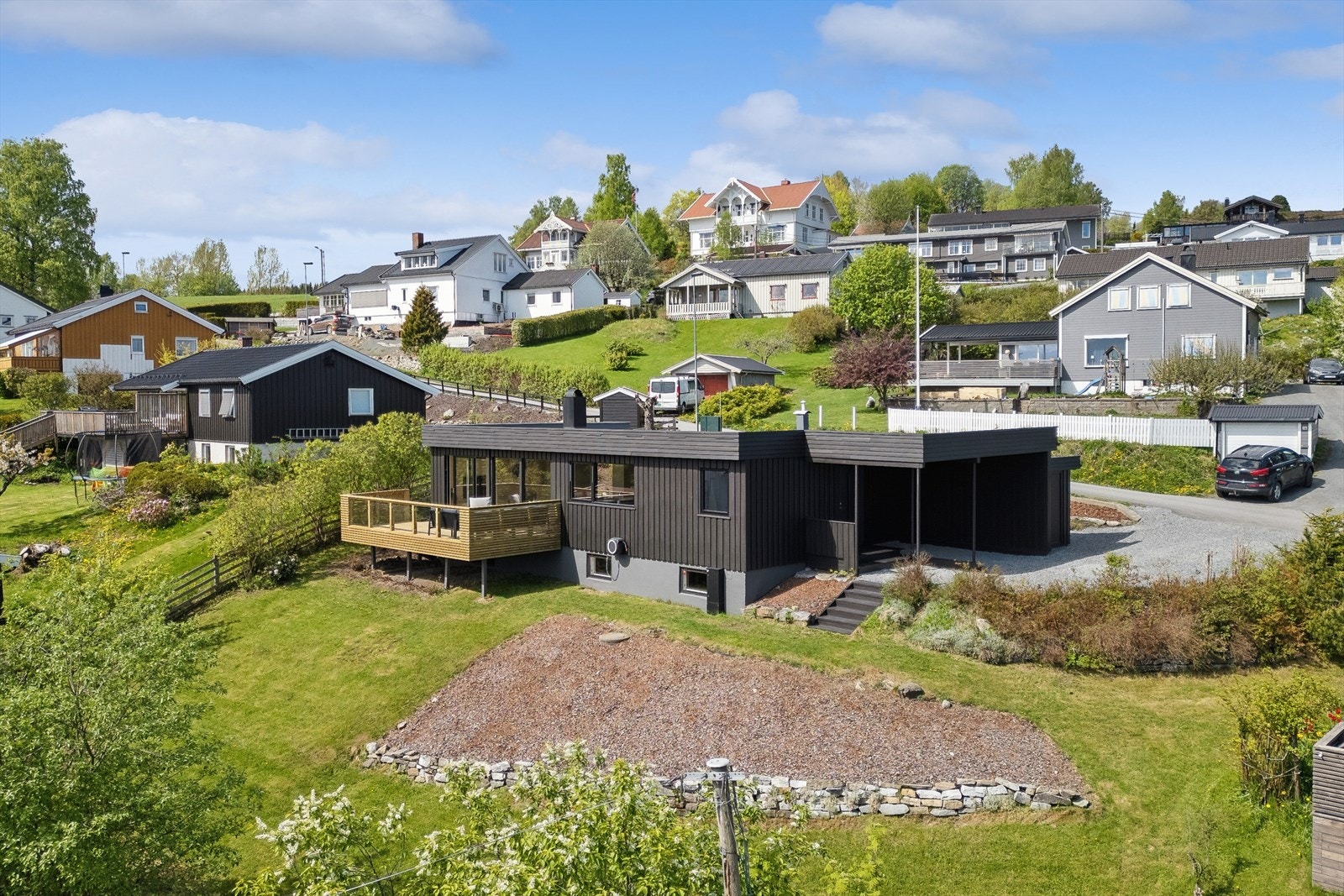 Tomten er pent opparbeidet med plen og beplantning, og byr på boltreplass for familien. Galleribilde