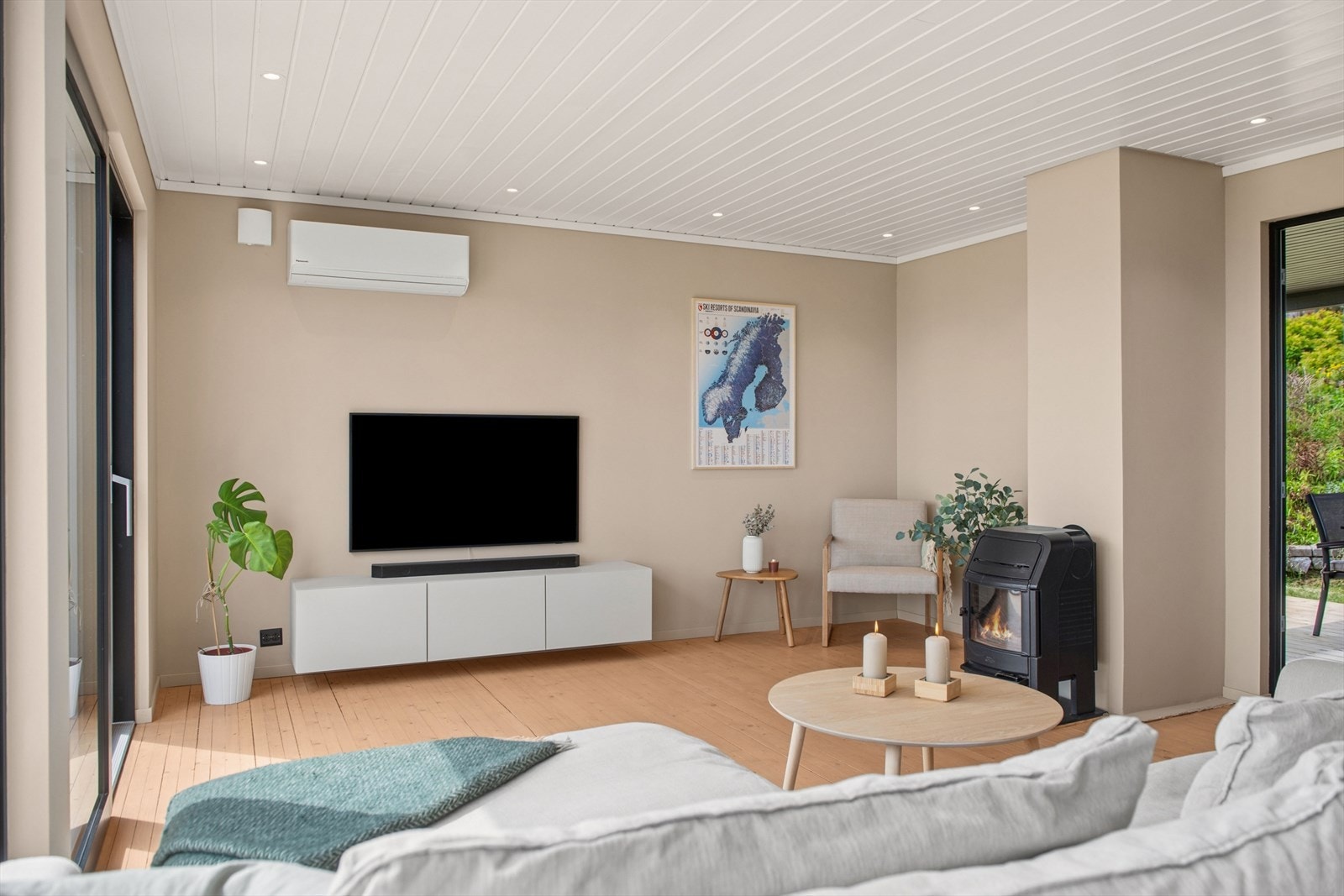 Overflatene i stuen, inkludert vegger med malt gips og himling med malt panel, ble fornyet i 2022. Galleribilde