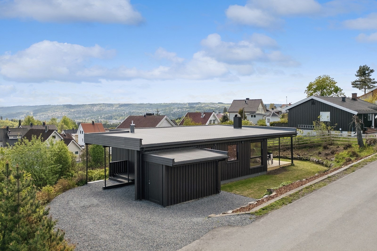 Det er parkering i carport rett utenfor døren, og på gruslagt gårdsplass. Galleribilde