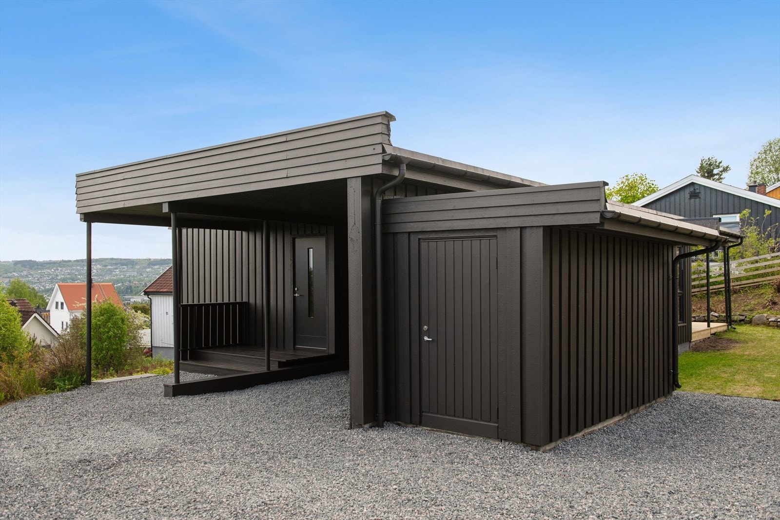 Carporten har en tilhørende ekstern bod, praktisk for hageredskaper og sykler. Galleribilde