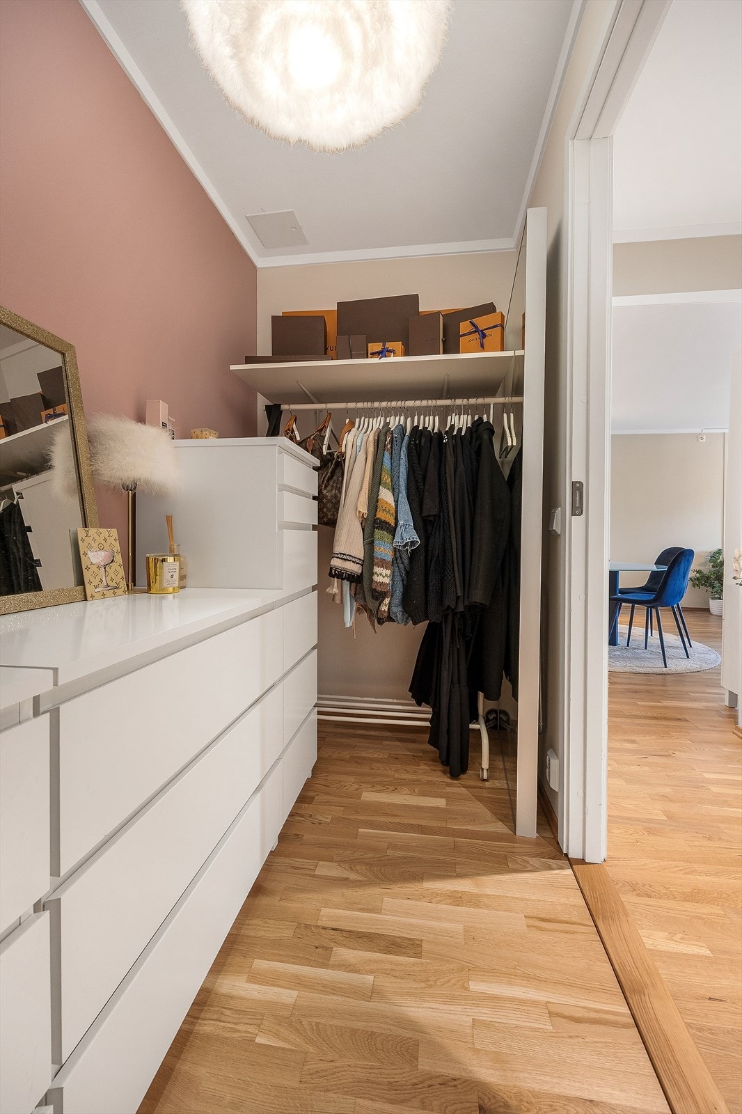 Fin bod / walk-in closet i gangen med god plass til klær og lagring. Galleribilde