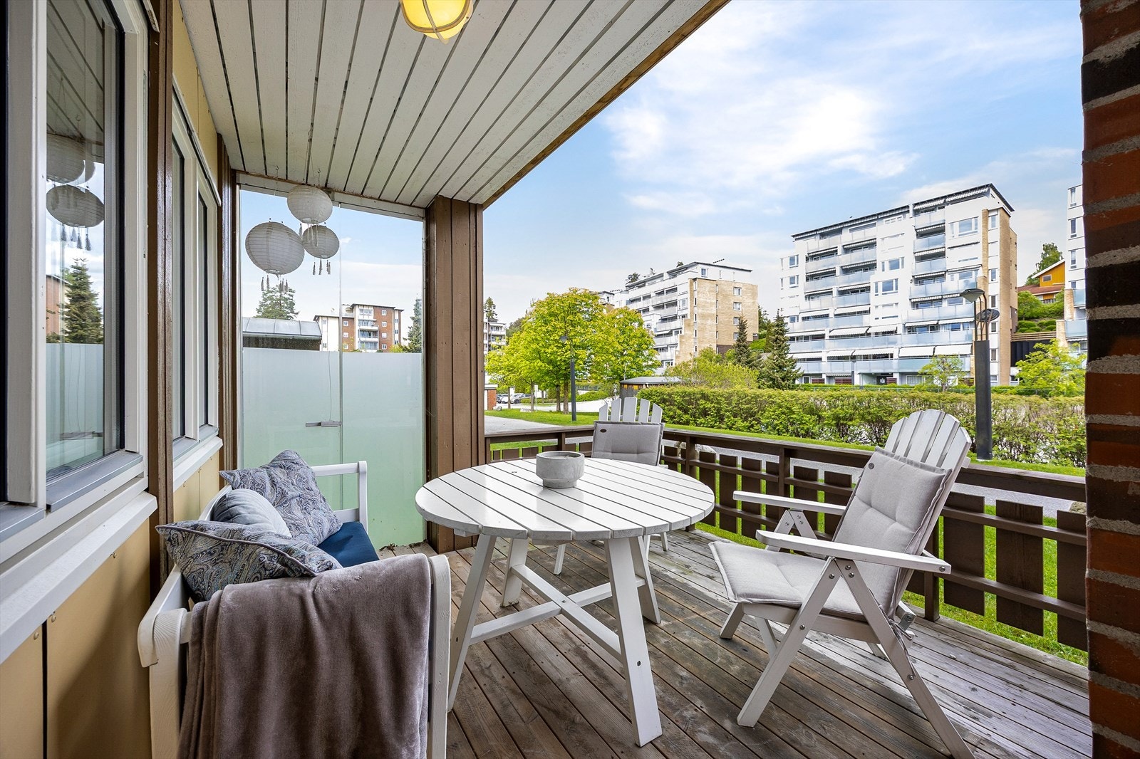 Terrassen er på ca 11 kvm og har utebelysning. Her er det fin plass til utemøblement og grill. Galleribilde
