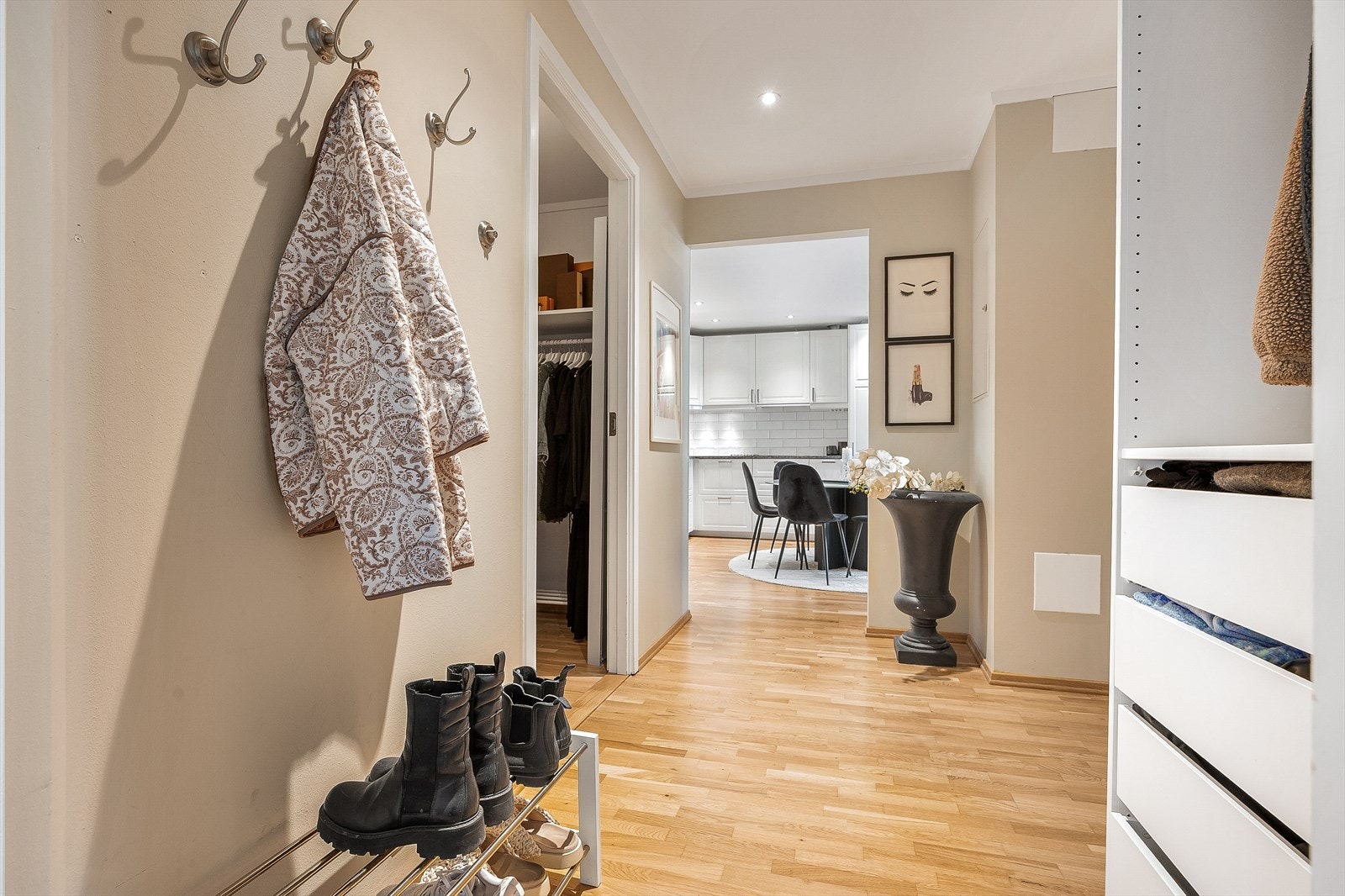 Gang med tilkomst til praktisk bod / walk-in closet. Galleribilde
