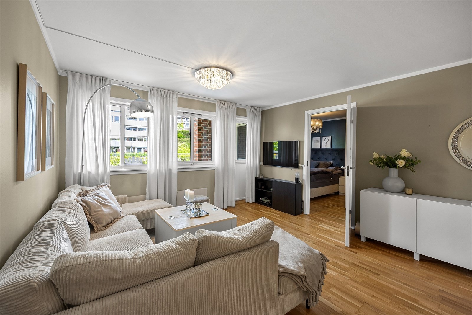 Stuen har godt med lysinnslipp fra flere vinduer. Galleribilde