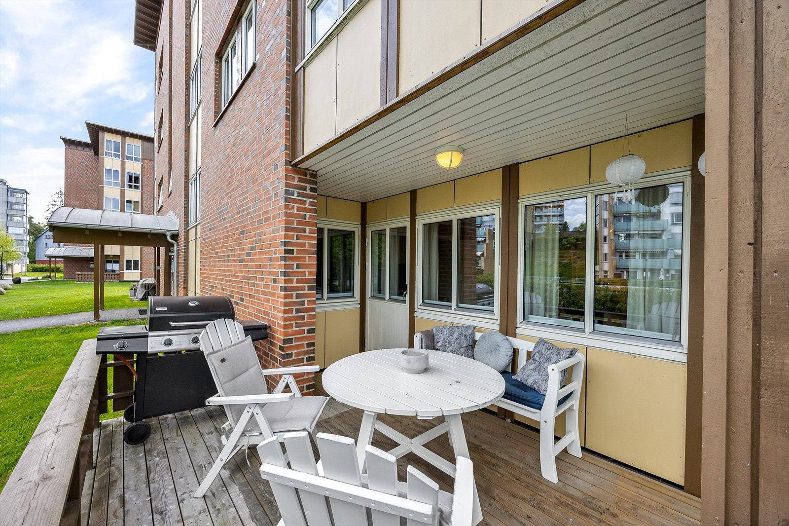 Leiligheten har en fin, delvis overbygget terrasse med adkomst fra stuen. Galleribilde