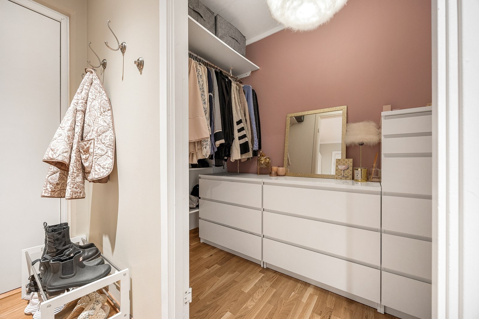 Bod med skap og hylleinnredning på sidene. Galleribilde
