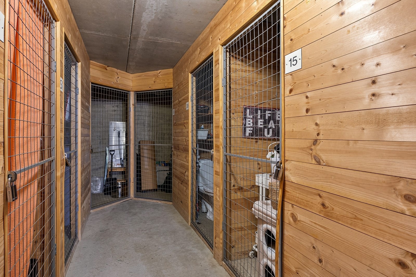 Det medfølger også bod i kjeller, merket med nr. 15. Galleribilde
