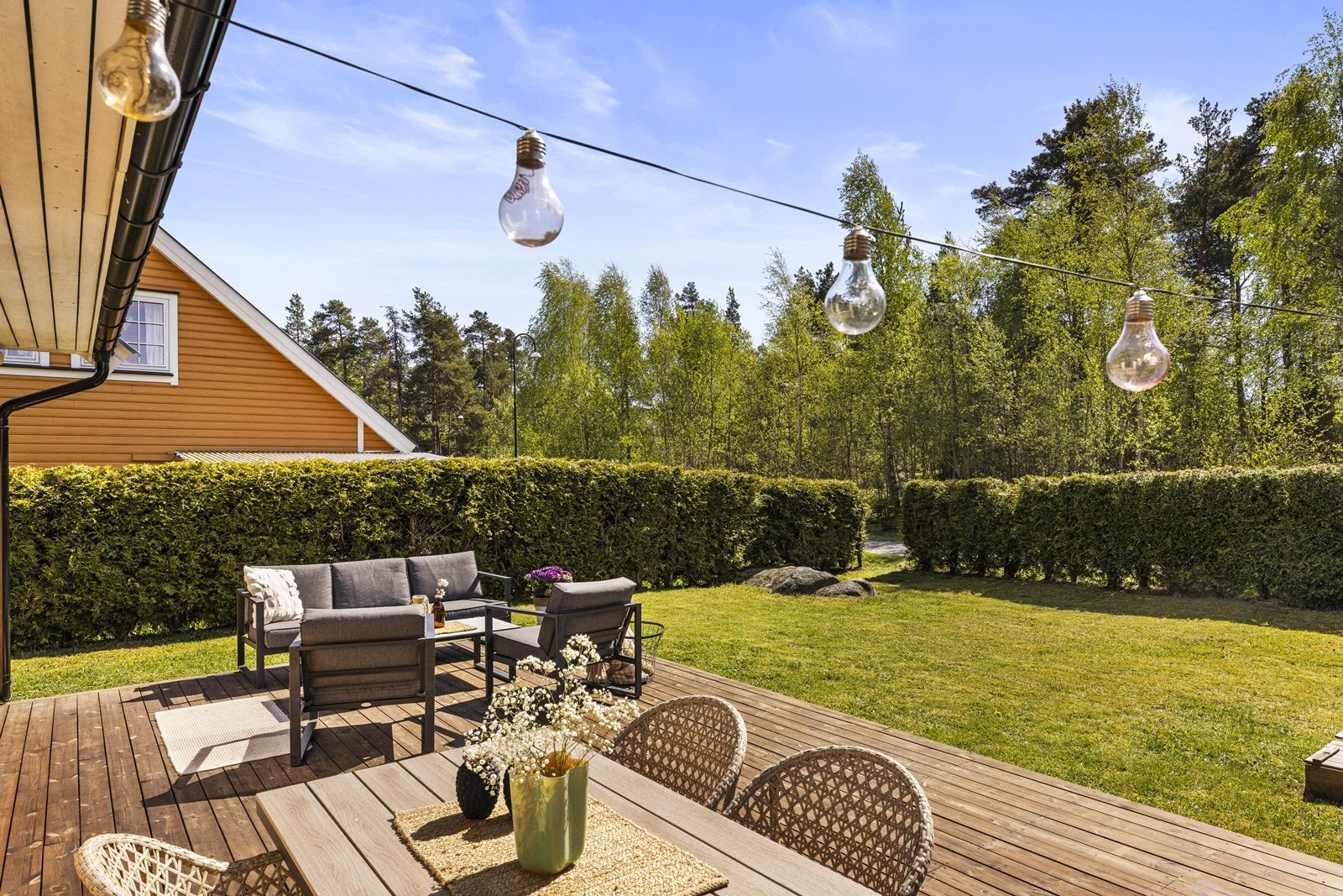 Uteområdet er privat og usjenert, med en hage som er pent opparbeidet med plen og hekk. Galleribilde