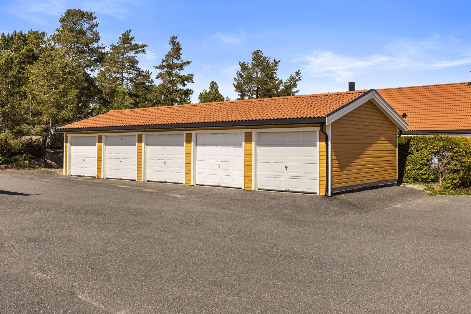 Til boligen medfølger en egen garasjeplass på cirka 17 m² i felles anlegg, som er plassert i felles gårdsplass. Galleribilde