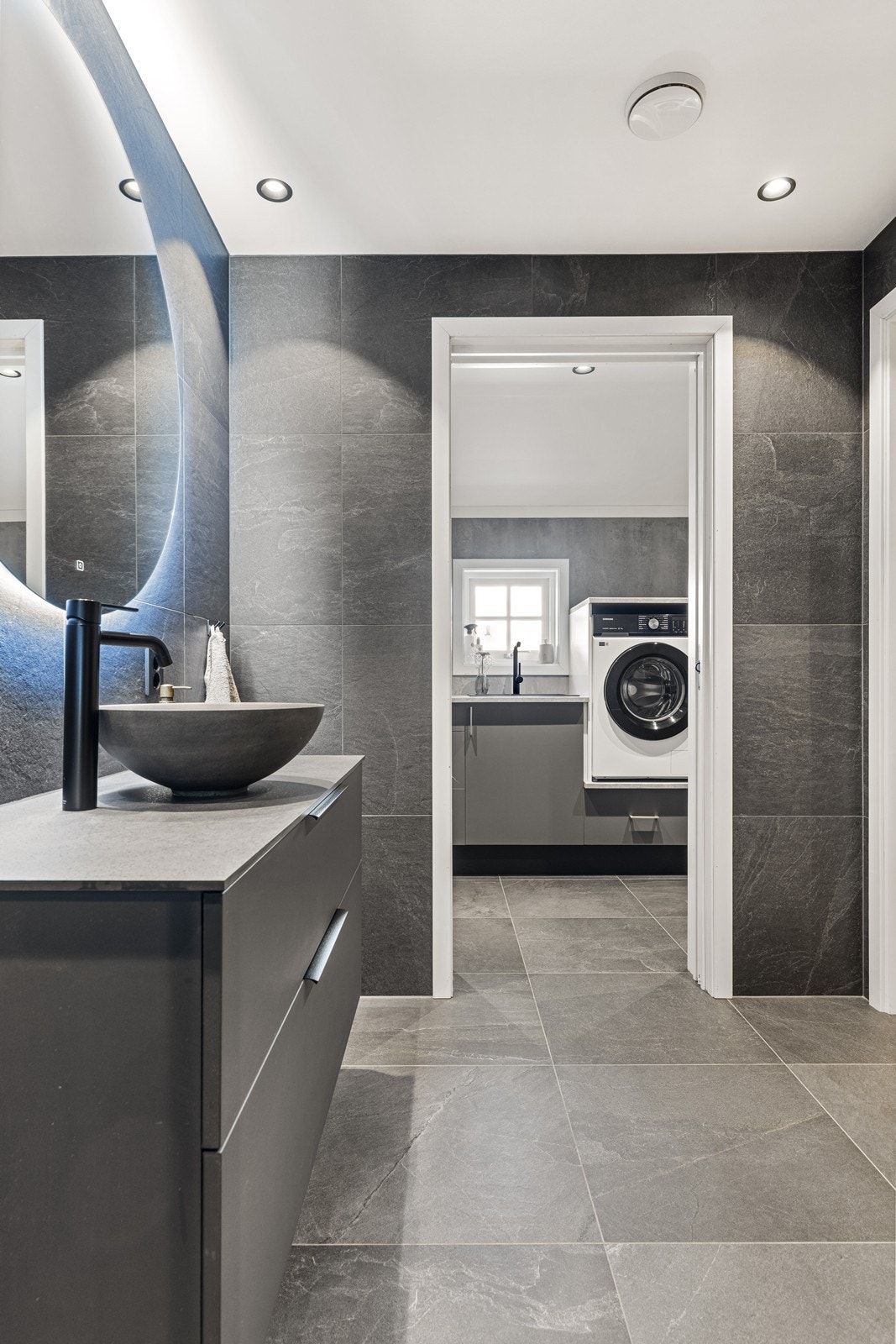 Fra badet er det inngang til et separat og praktisk vaskerom, via plassbesparende skyvedør. Galleribilde