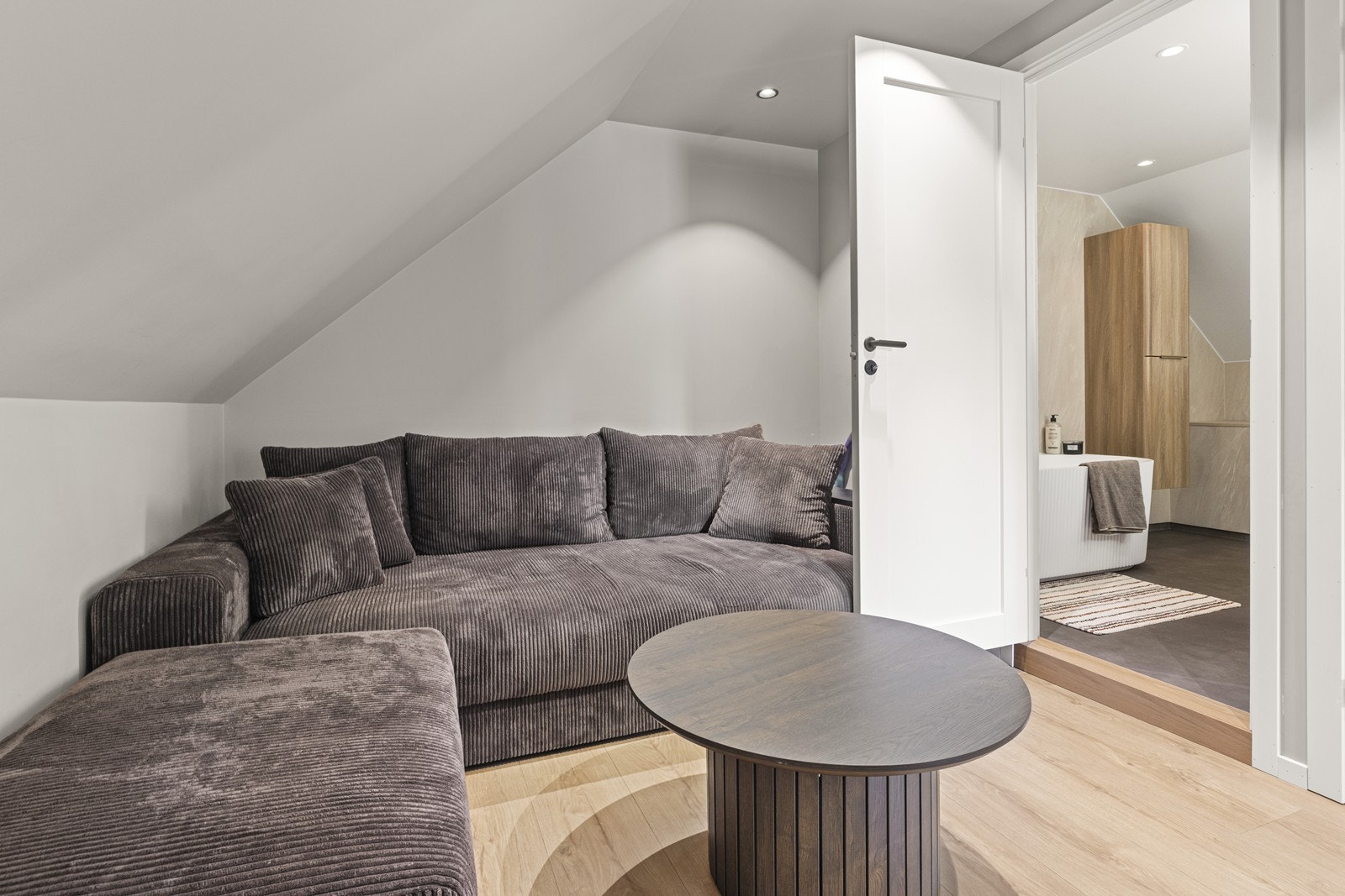 Loftstuen i andre etasje gir en ekstra, tilbaketrukket sone for familien. Rommet er innredet uten byggemelding til kommunen og nødvendig godkjenning er gitt. Rommet er ikke godkjent for varig opphold. Galleribilde