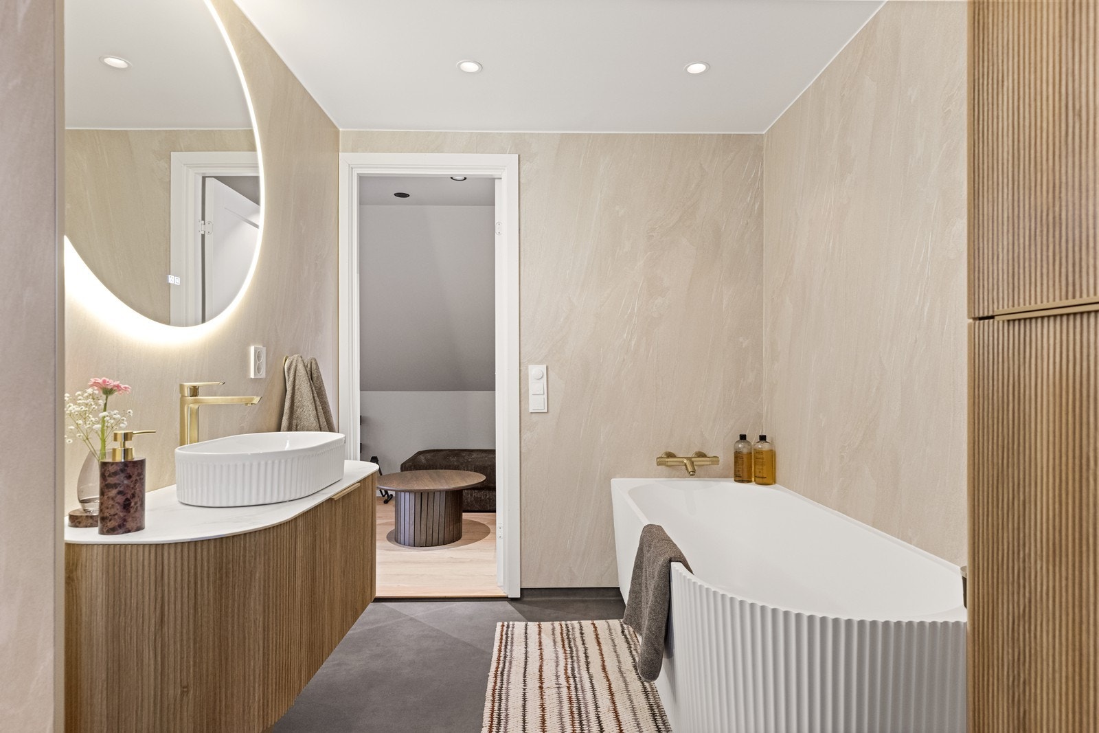Lyst og lekkert bad i 2. etasje, som er innredet med moderne badekar, servantinnredning og vegghengt toalett. Galleribilde