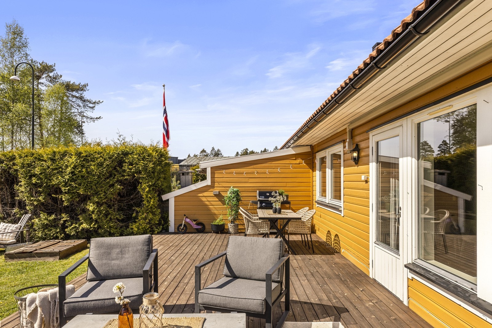 Terrassen har god plass til flere sittegrupper og grill, og er en naturlig forlengelse av stuen. Galleribilde