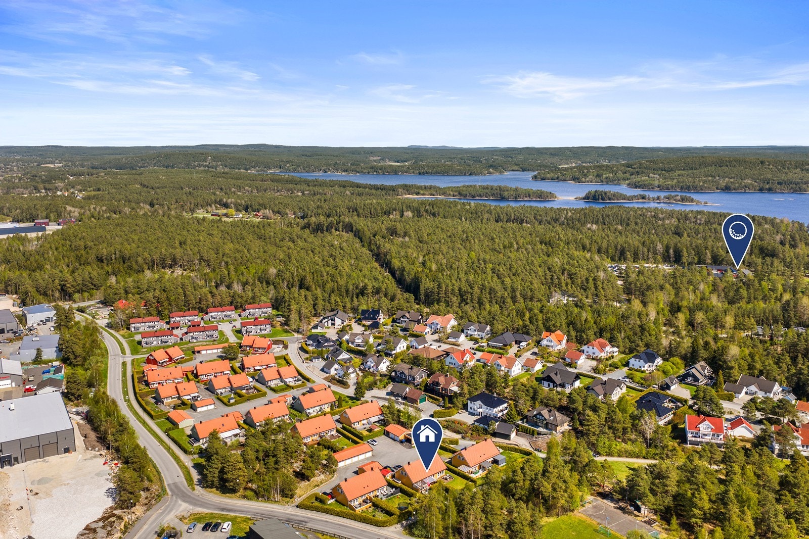 Kort gangavstand til Kløvningsten barnehage (400 m) og Kløvningberget nærmiljøanlegg (100 m). Galleribilde