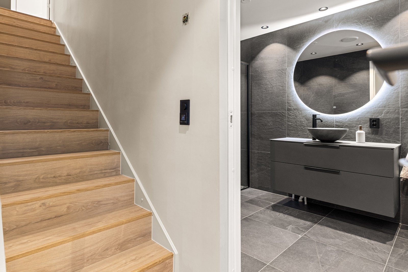Badet i første etasje ligger praktisk til ved hallen. Galleribilde