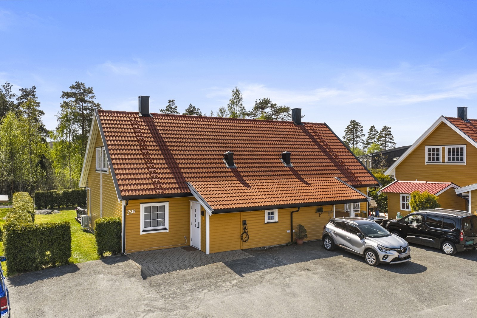 Modernisert halvpart av tomannsbolig i borettslag, med to bad, separat vaskerom, og tre soverom. En tiltalende bolig, med en gjennomført stil. Ved inngangspartiet er det lagt belegningsstein. Øvrig felles gårdsplass er asfaltert. Galleribilde