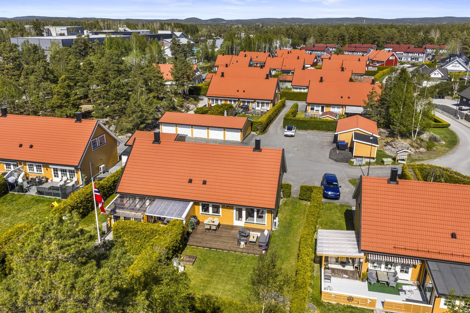Boligen ligger i et veletablert og barnevennlig nabolag på Kløningsten ved Hevingen - med lite gjennomgangstrafikk. Galleribilde