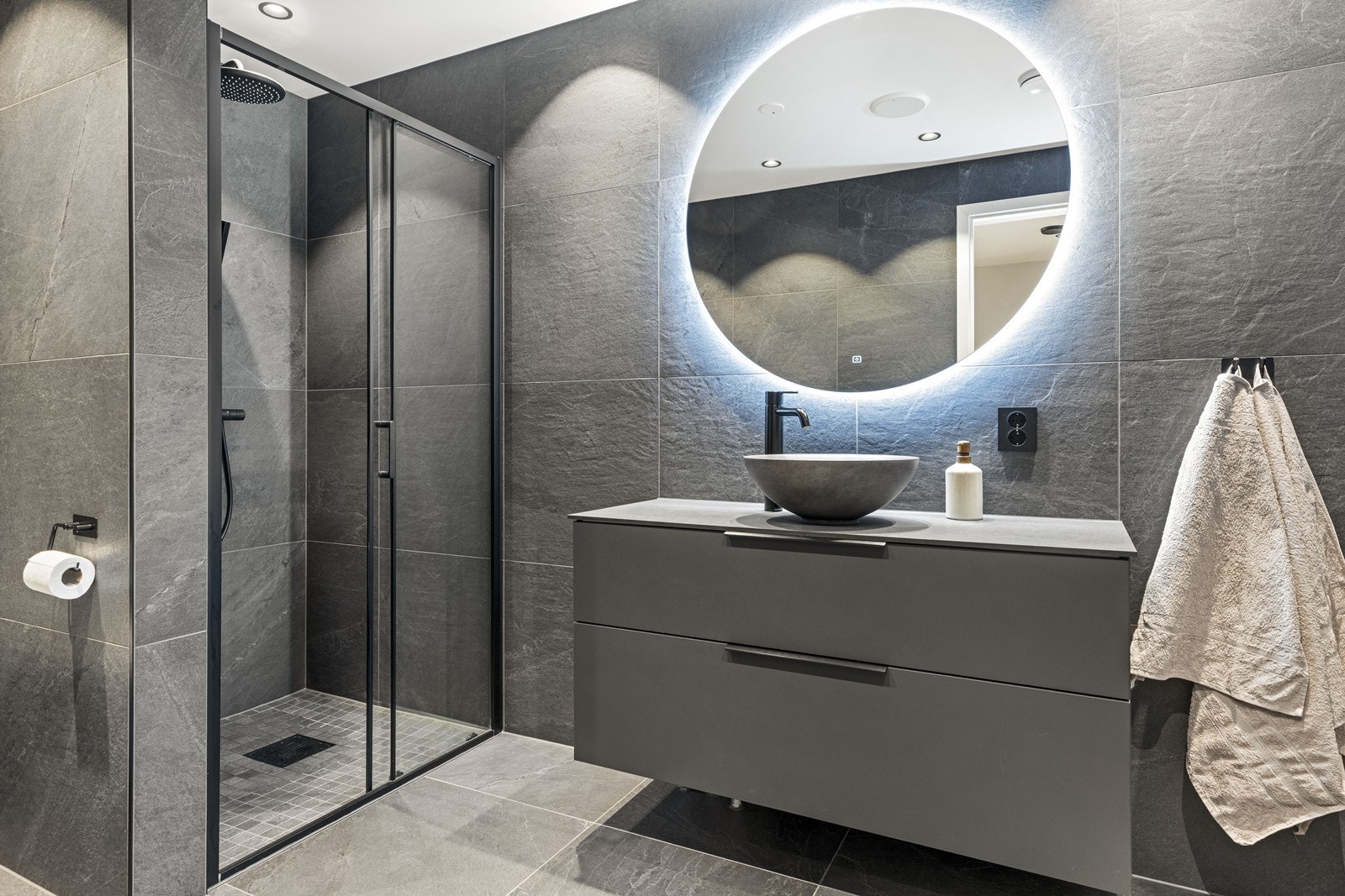 Badet i første etasje ble oppgradert i 2023, med lekre x0x60 fliser på gulv og vegger, samt elektrisk gulvvarme. Galleribilde