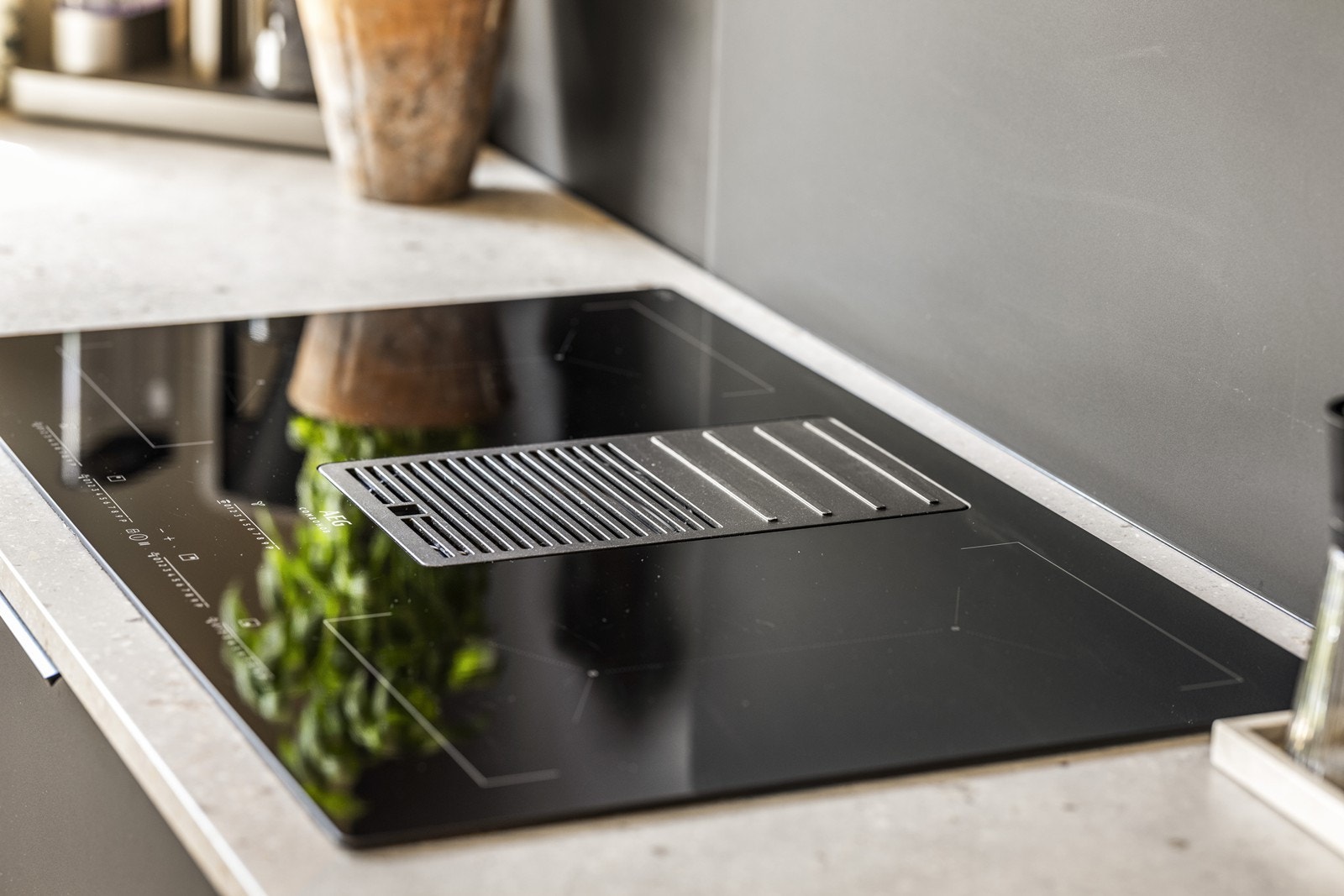 Induksjonstoppen har integrert ventilator, en stilren og effektiv løsning. Galleribilde