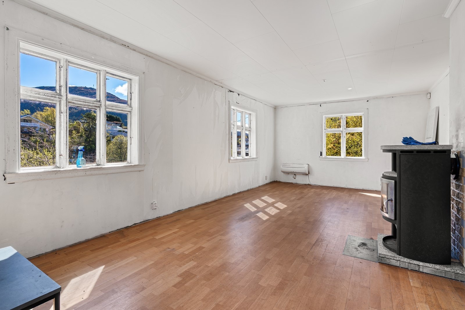 Første etasje inneholder entré med trapp, kjøkken, stue og toalettrom. Galleribilde