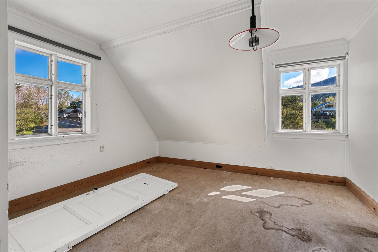 Loftsetasjen inneholder gang med trapp, gang/loftstue, og 3 soverom. Galleribilde