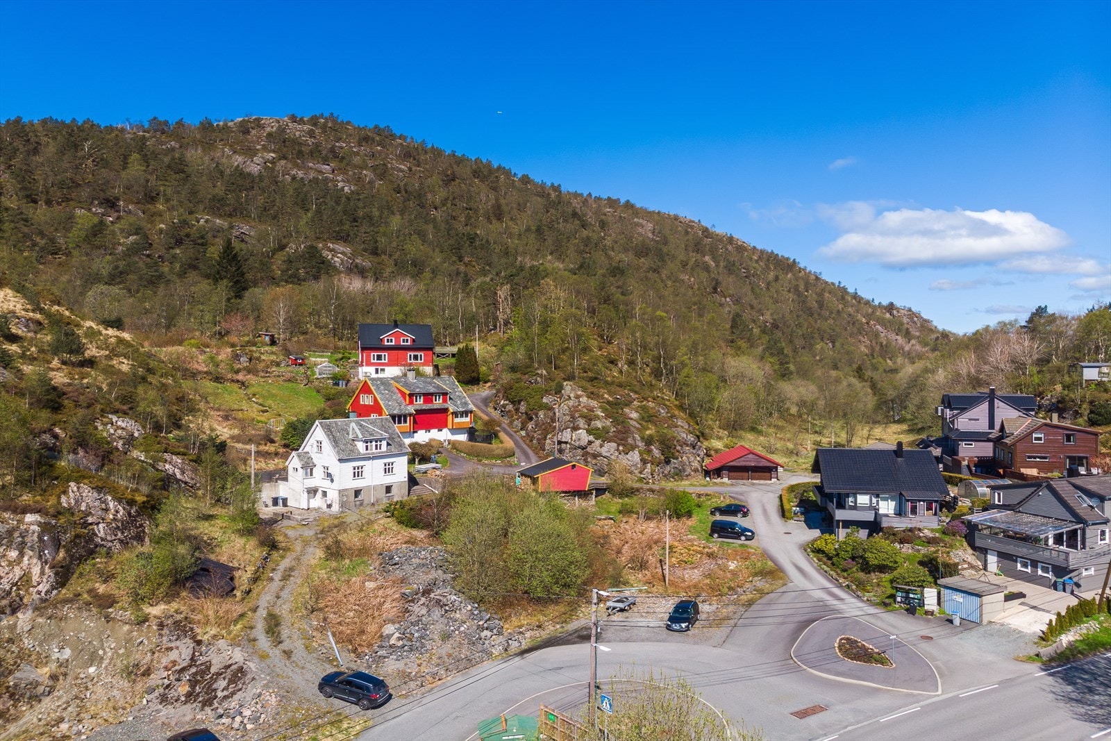 Eiendommen ligger i et attraktivt og etablert boligområde på Øvre Fyllingen, kjent for sitt trygge og rolige bomiljø. Galleribilde