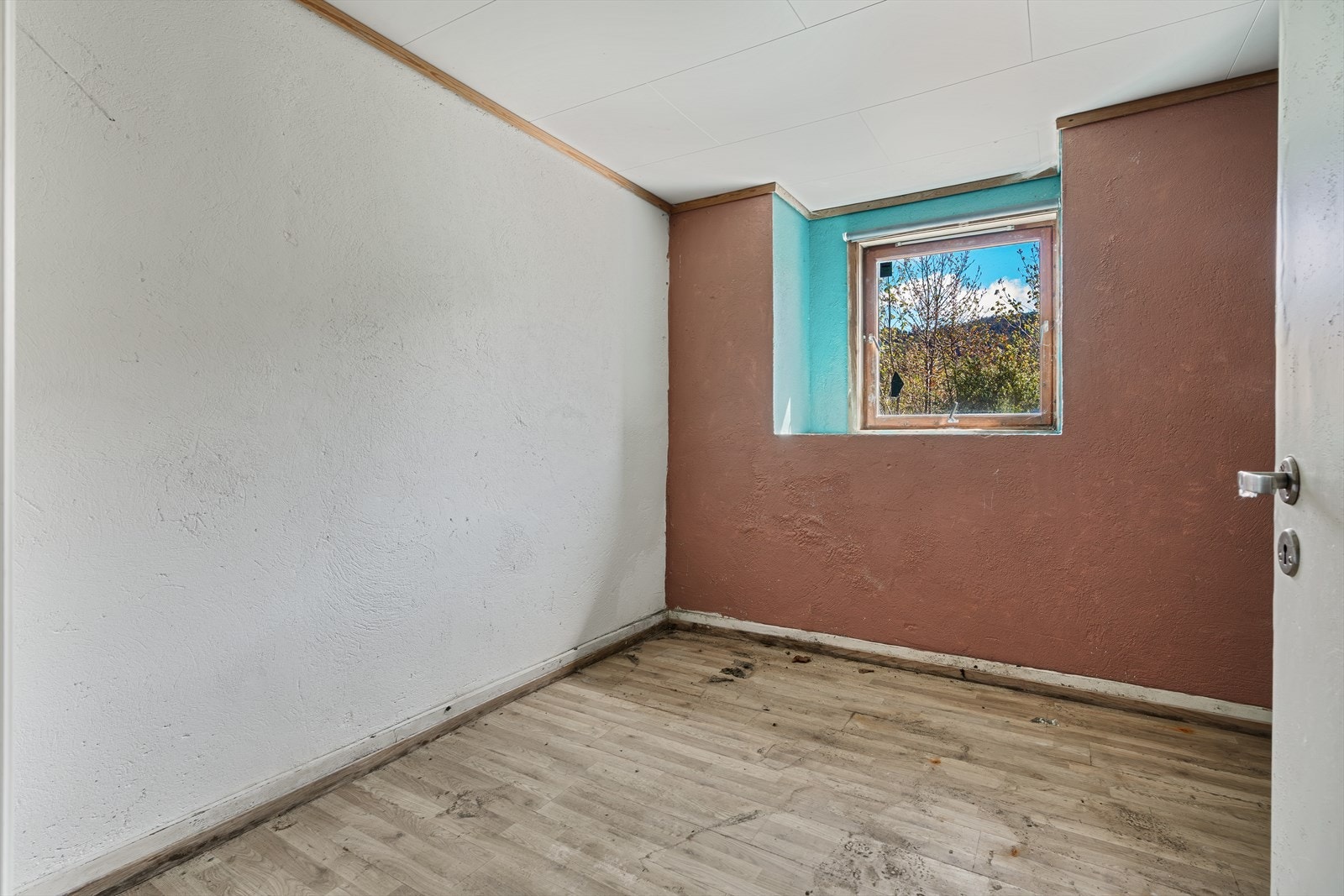 Kjelleren består av et uinnredet kjellerrom på 21,9 m², bad på 8,6 m² samt øvrige rom på 8,6 m² og 1 m². Galleribilde
