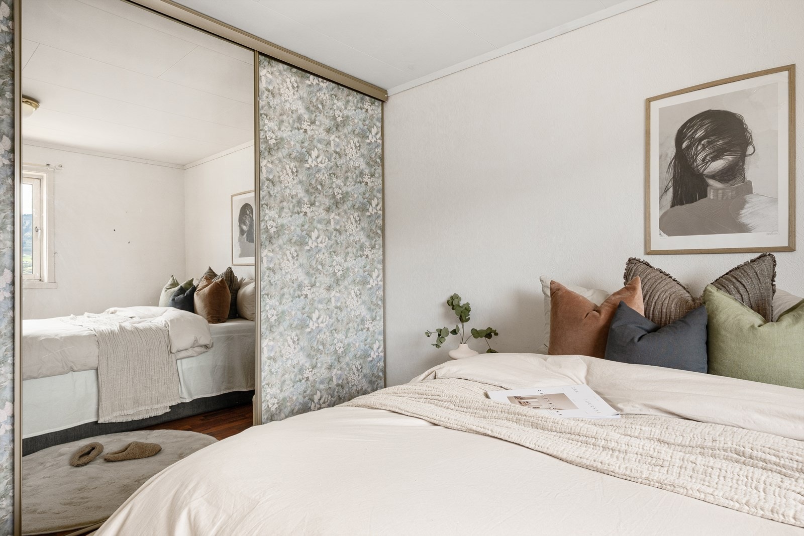Hovedsoverom med skyvedørsgarderobe og plass til dobbeltseng. Galleribilde