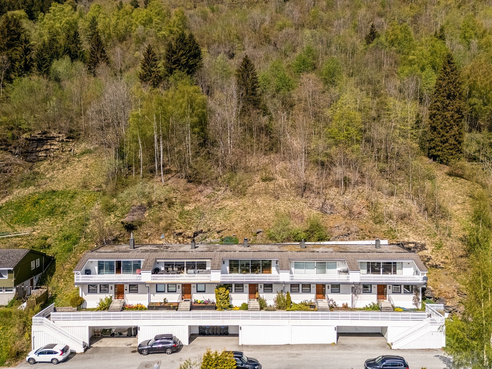 Parkering i carport med tilhørende lagringsplass i bod. Galleribilde