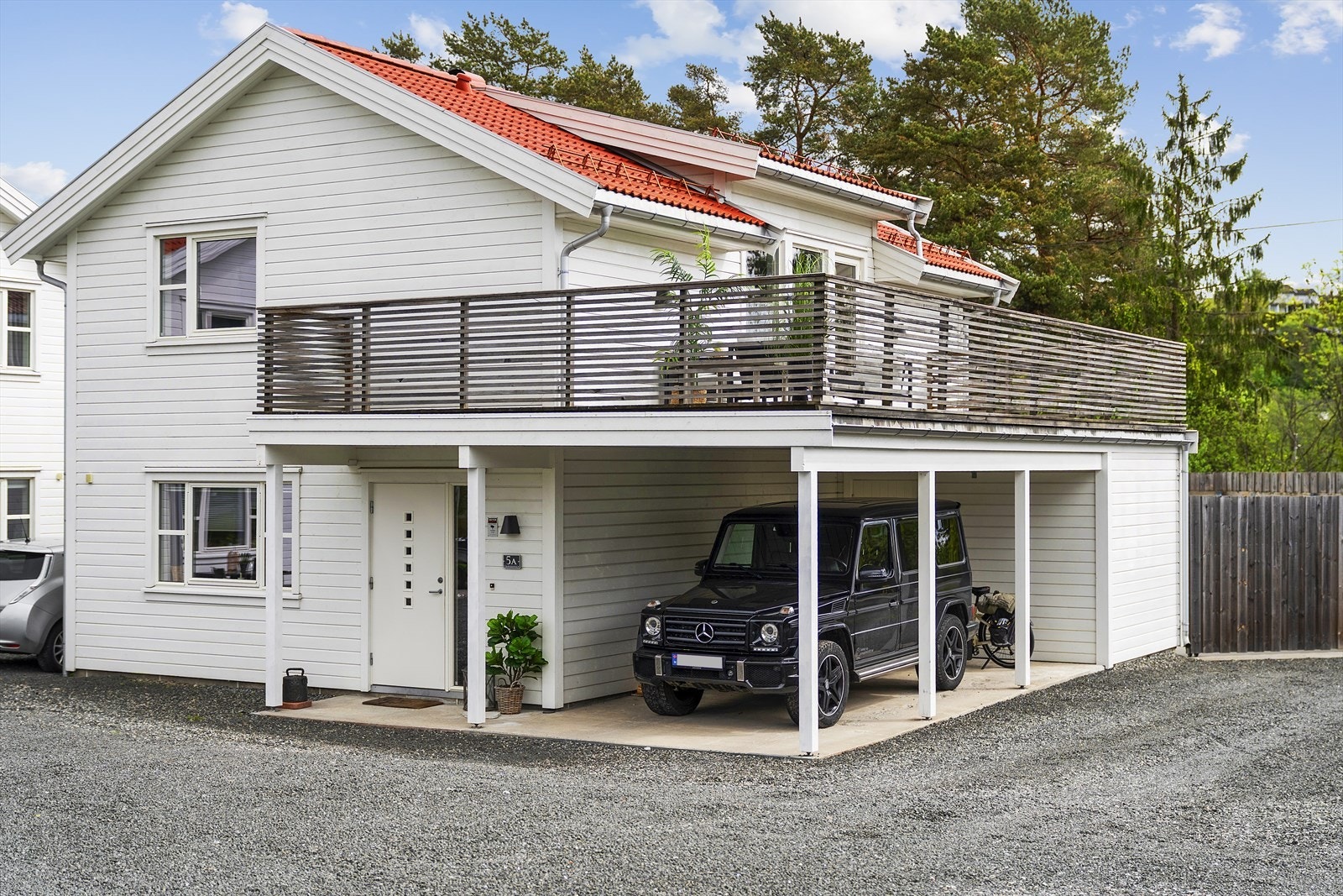 Parkering i carport og gårdsplass Galleribilde