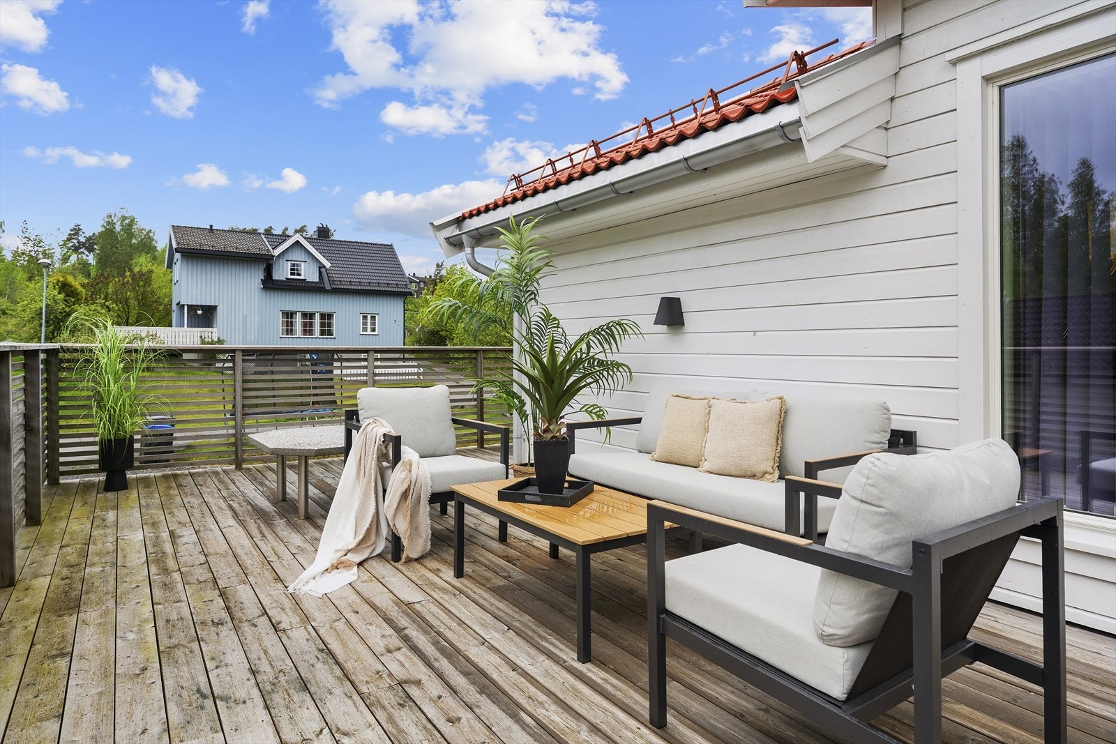 Romslig veranda over carport Galleribilde
