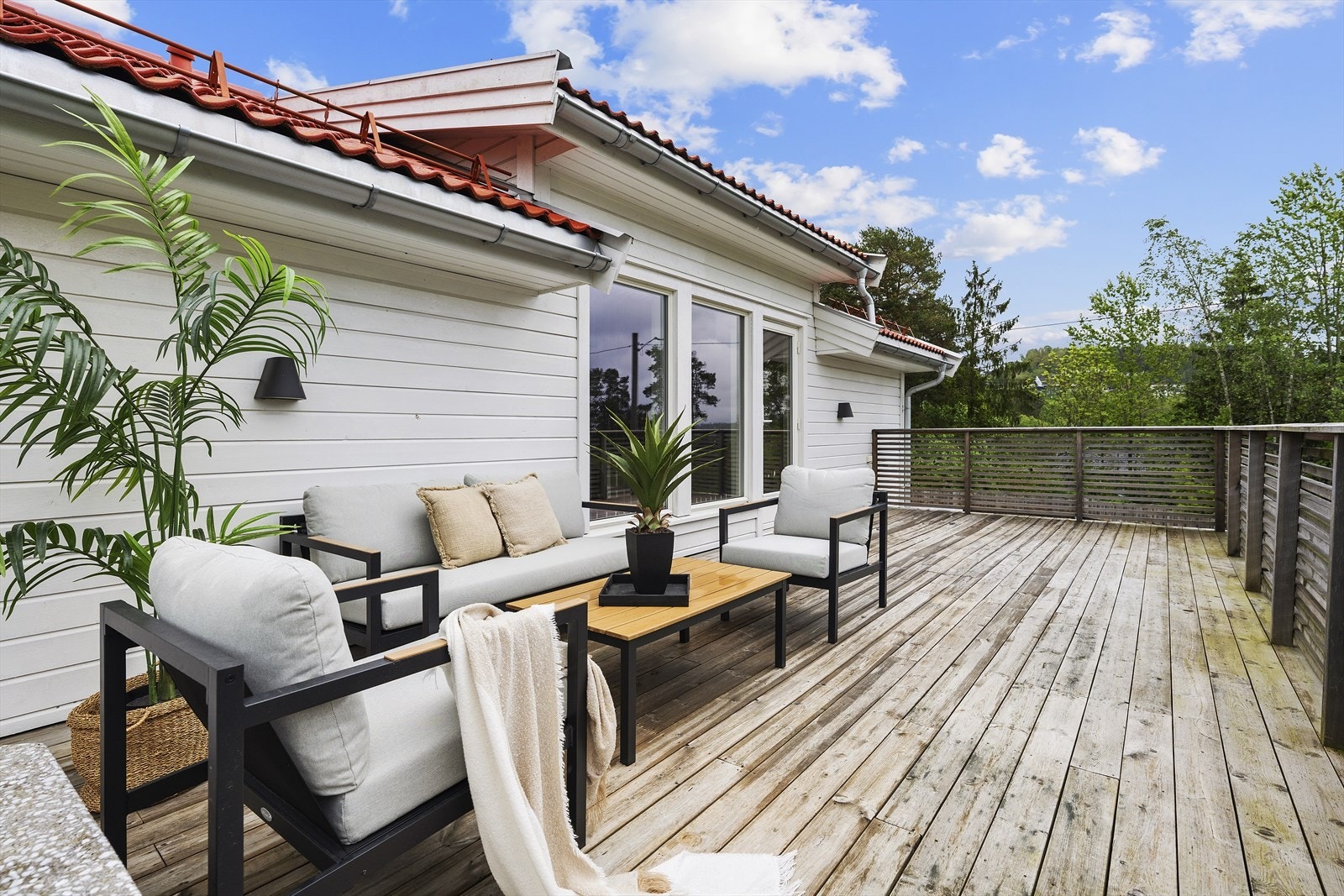 Nyere og meget tiltalende enebolig med flotte terrasseområder Galleribilde
