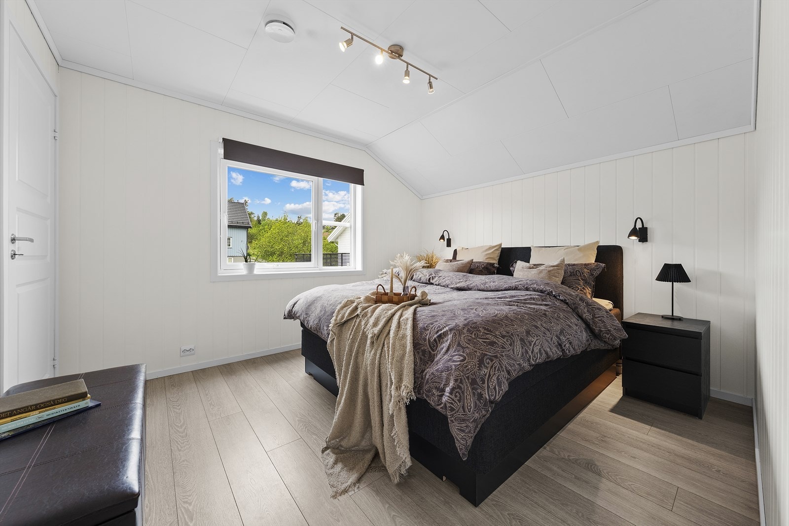 Hovedsoverommet er av god størrelse med plass til dobbeltseng, nattbord og annet mindre soveromsmøblement. Fra hovedsoverommet er det inngang til walk in closet/bod Galleribilde