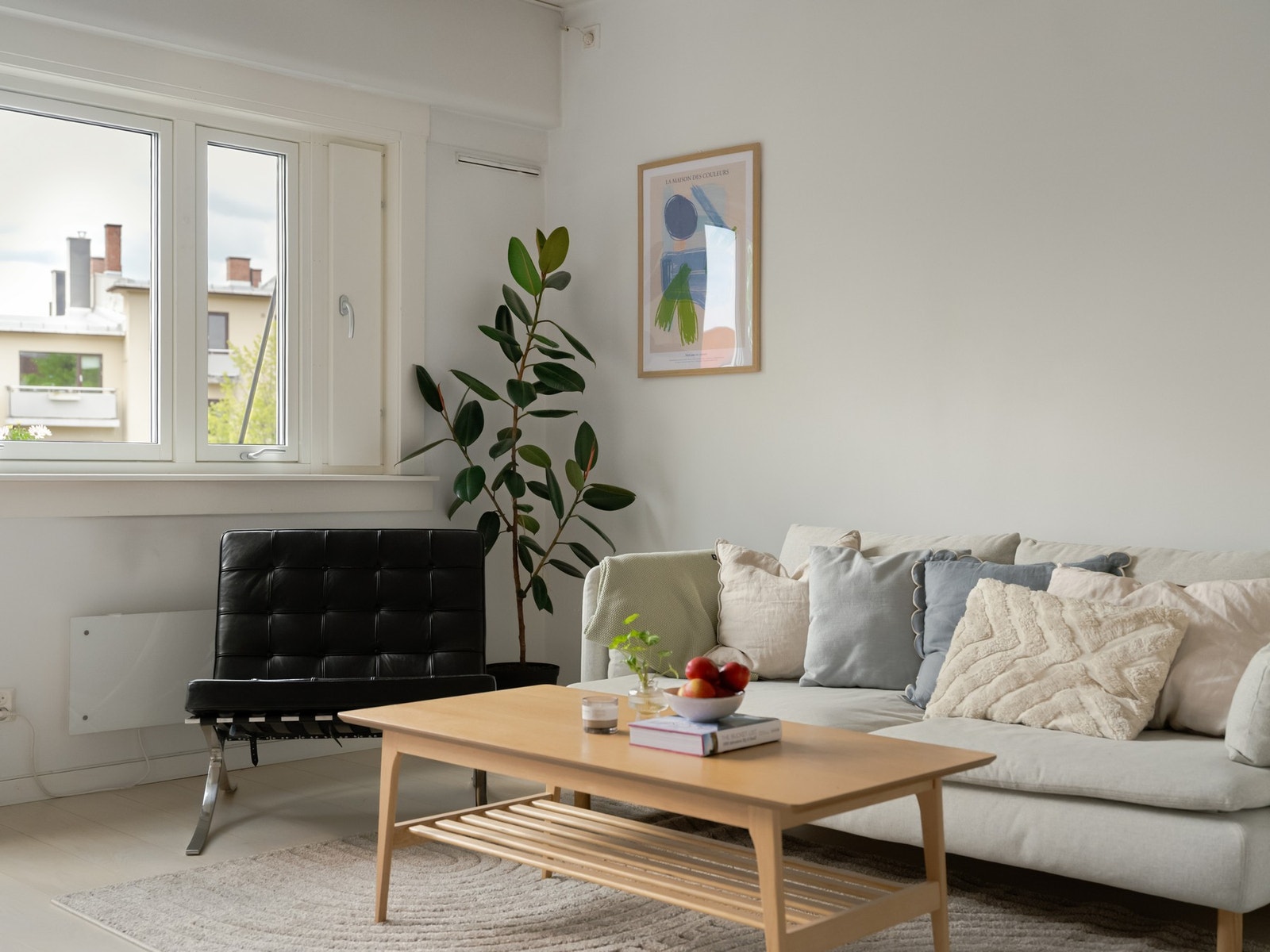 Stuen er romslig og gir god plass til sofagruppe, salongbord og tv-benk. Galleribilde