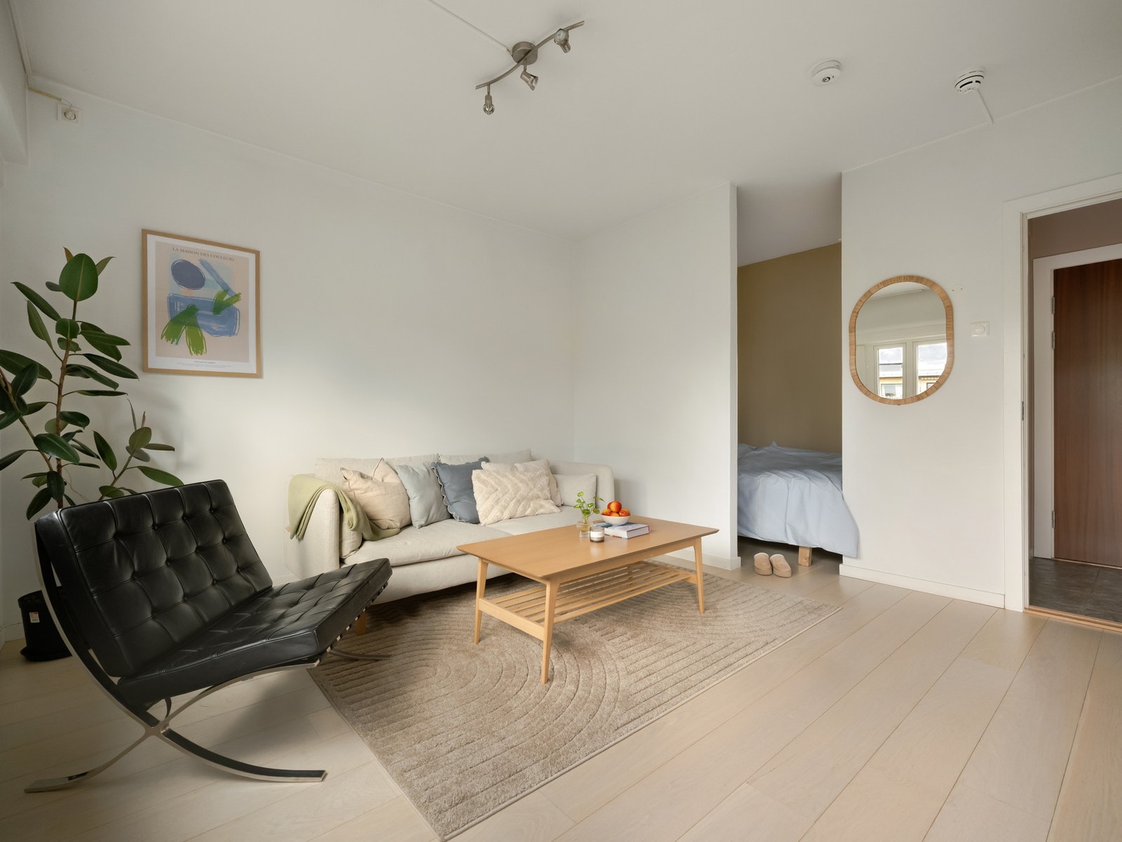 Gulvet er belagt med én-stavs parkett, som var nye i 2018. Galleribilde