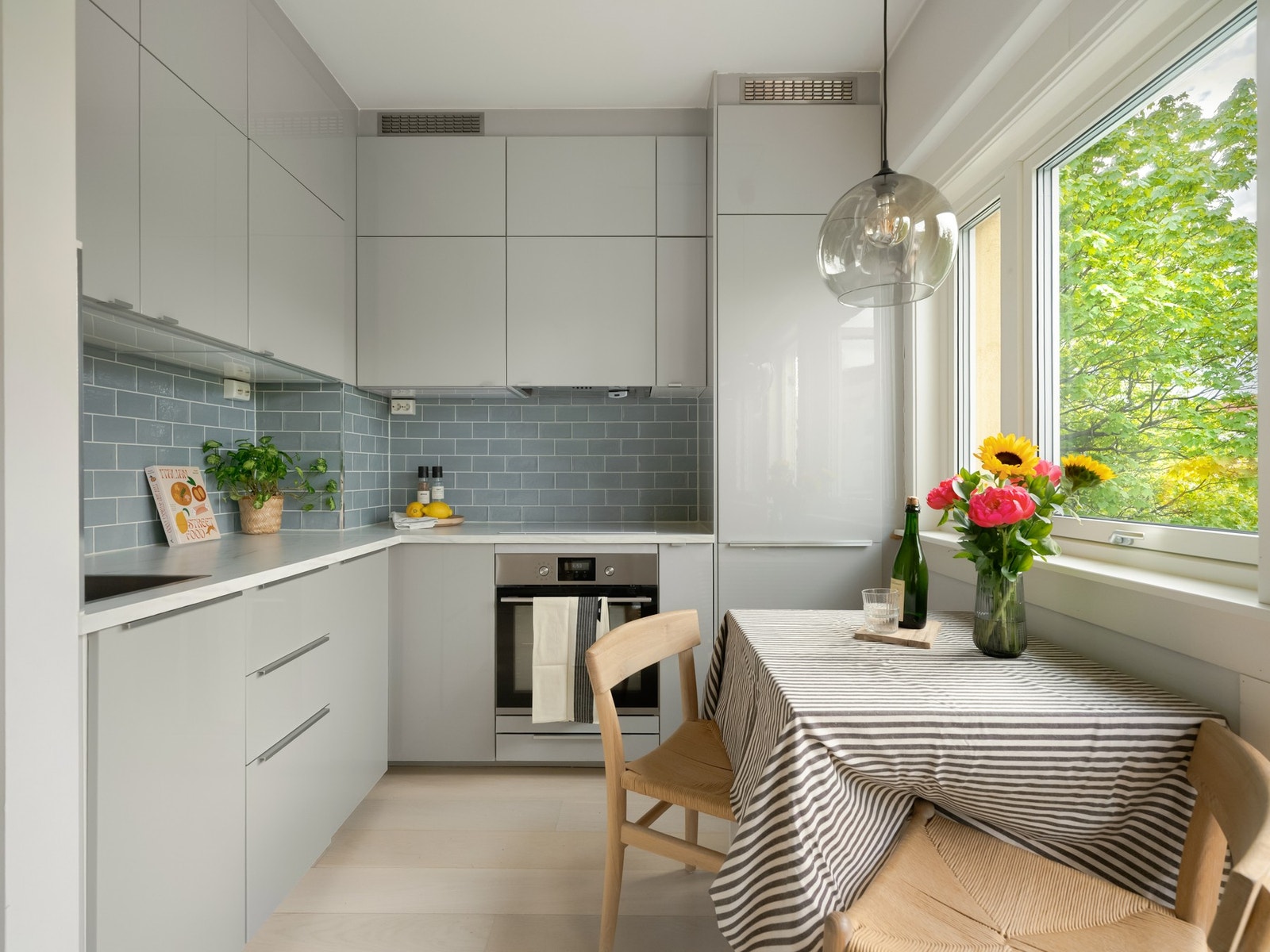 Boligen er gjennomført og fin, og planløsningen er utnyttet til det fulle. Et perfekt førstegangskjøp! Galleribilde